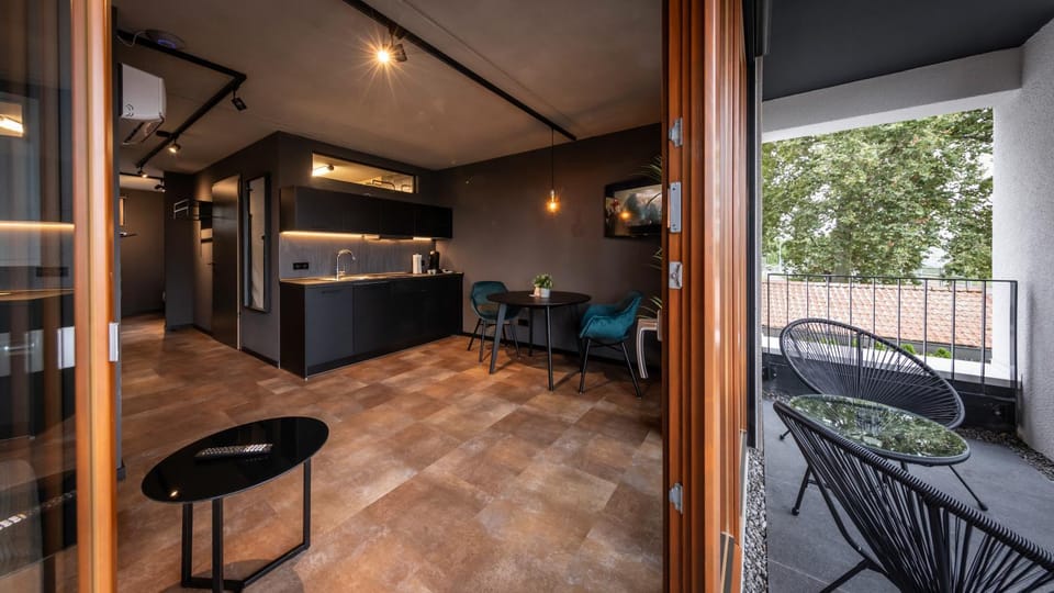 View (from property/room), Balcony/Terrace, Living room