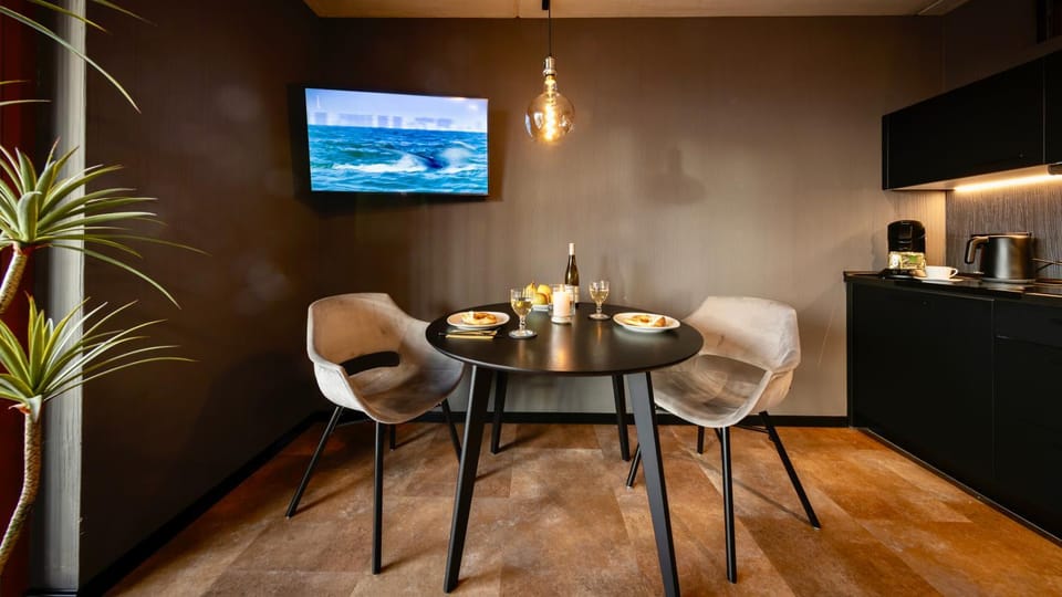 TV and multimedia, Coffee/tea facilities, Kitchen or kitchenette, Living room, Seating area, Dining area