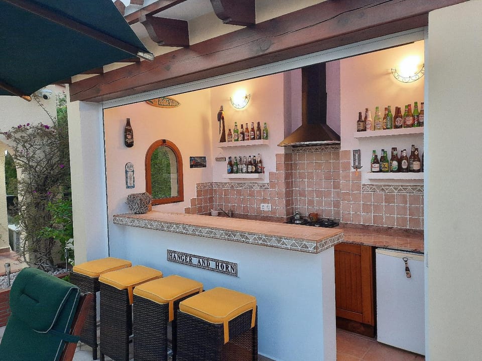 Kitchen or kitchenette, Lounge or bar, Lounge or bar, Seating area, Dining area