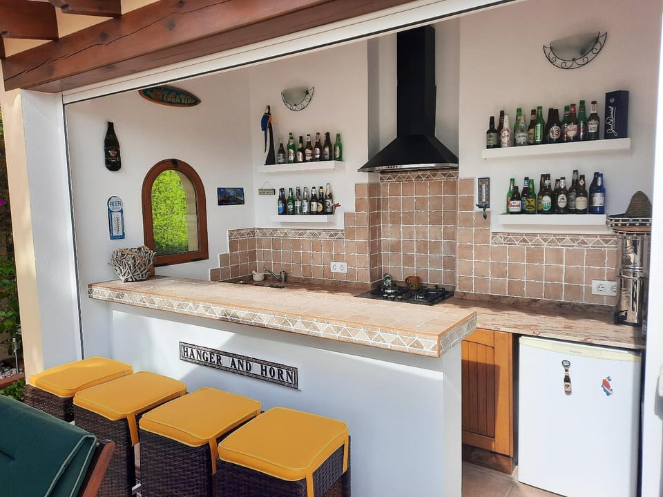 Kitchen or kitchenette, Lounge or bar