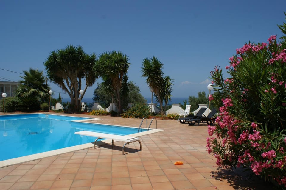 Garden view, Pool view, Swimming pool, sunbed