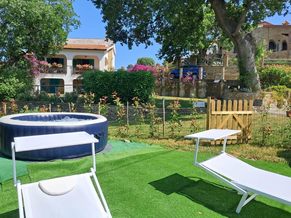Property building, Garden, Hot Tub, Garden view, Swimming pool, sunbed