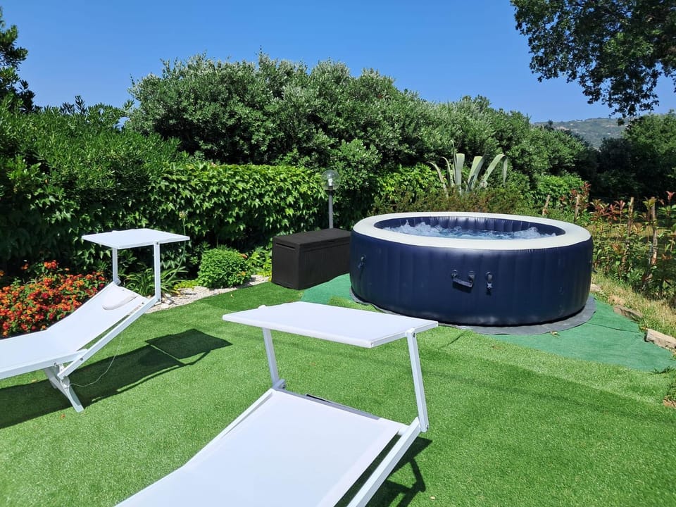 Garden, Hot Tub, Garden view, Swimming pool, sunbed