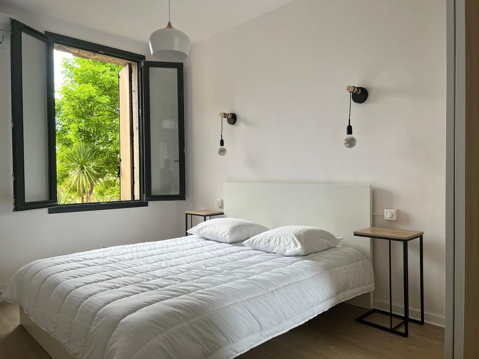 Bedroom, air conditioner