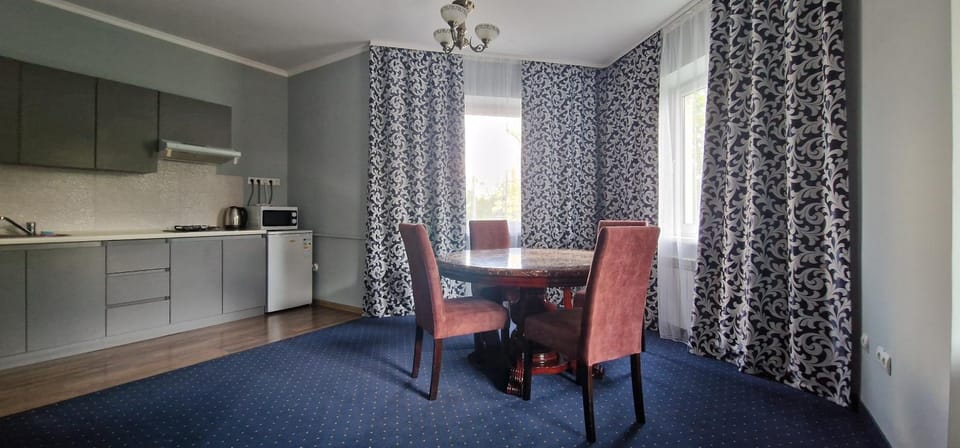 Seating area, kitchen