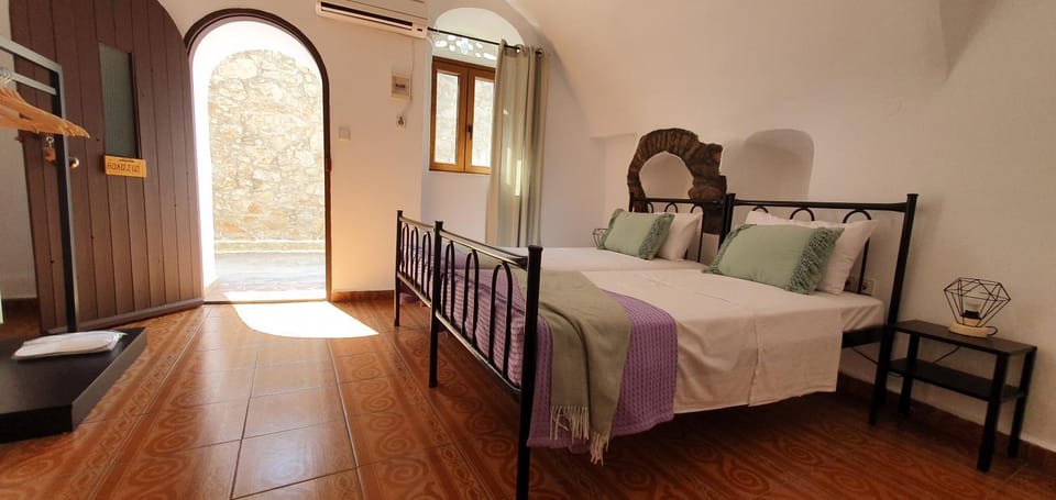 Property building, Bed, Bedroom, Text overlay