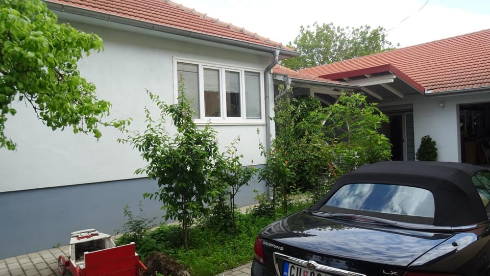 Property building, Day, Garden, Garden view, Parking