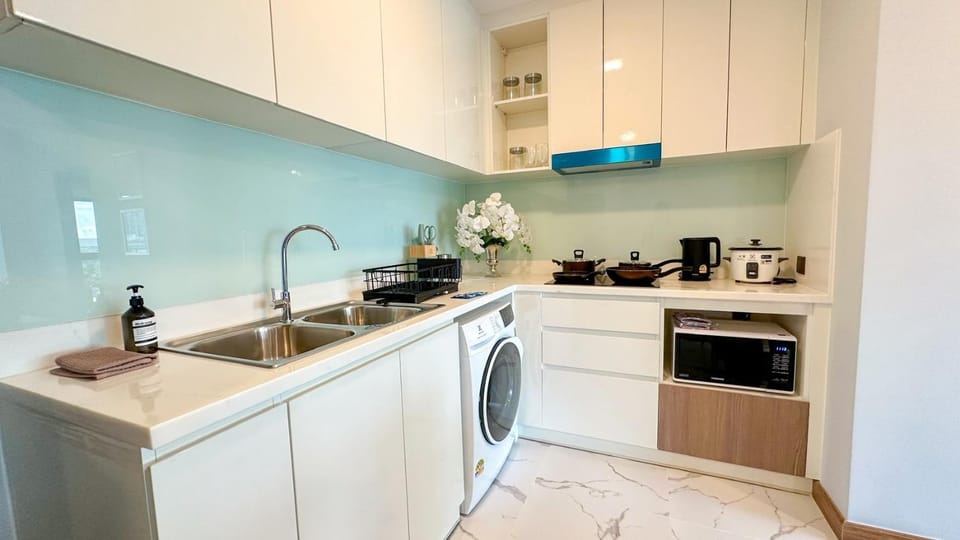 Kitchen or kitchenette, stove, washing machine