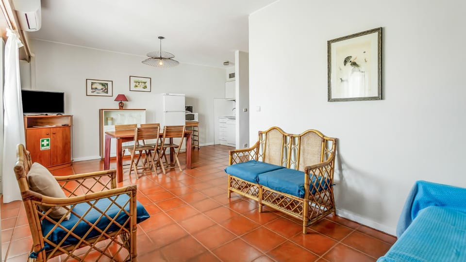 TV and multimedia, Kitchen or kitchenette, Living room, Dining area