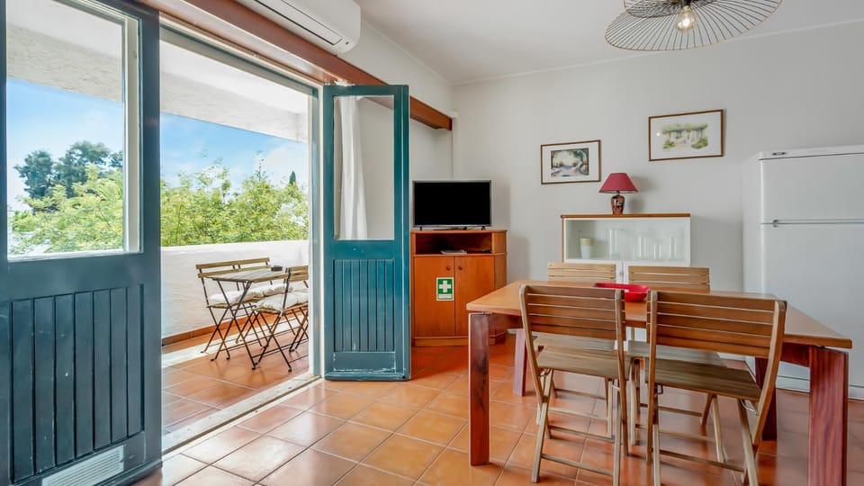 TV and multimedia, View (from property/room), Kitchen or kitchenette, Dining area