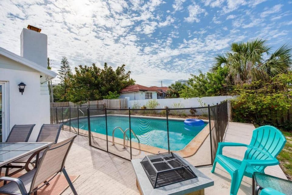 Large pool home and blocks away from the beach House in South Daytona