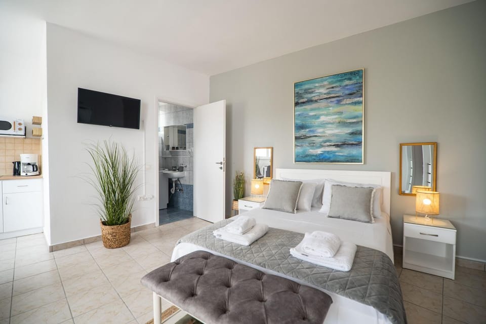 Bed, Photo of the whole room