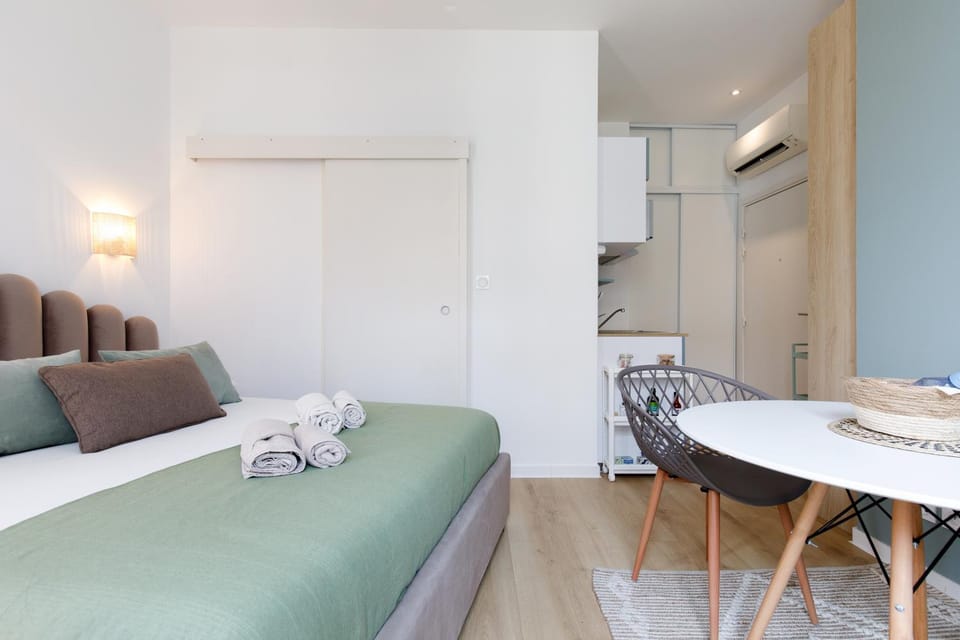 Comfortable studio W balcony Cannes center TGV Apartment in Cannes