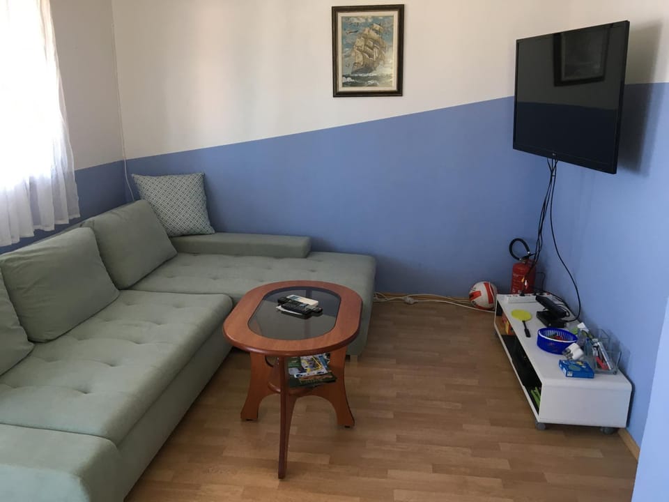 Property building, TV and multimedia, Living room, Seating area