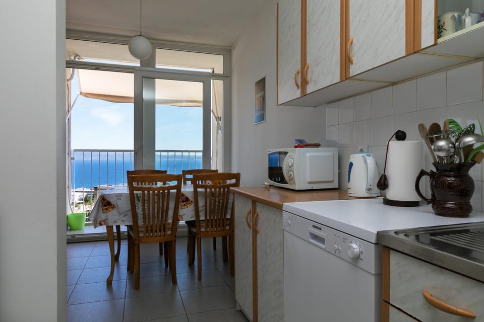 Kitchen or kitchenette, Dining area, Sea view