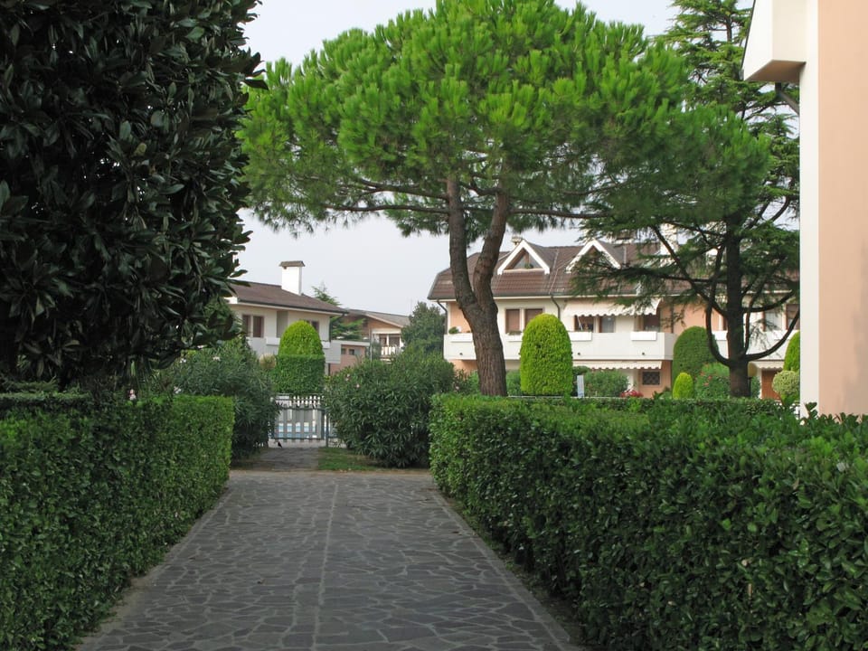 Facade/entrance, Garden