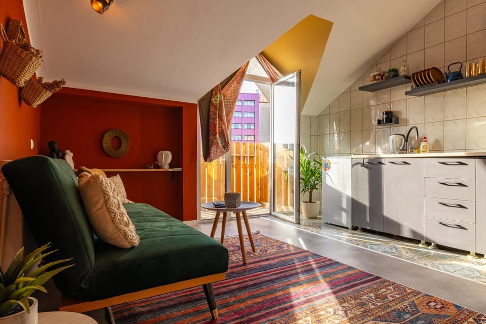 TV and multimedia, Kitchen or kitchenette, Living room, Seating area