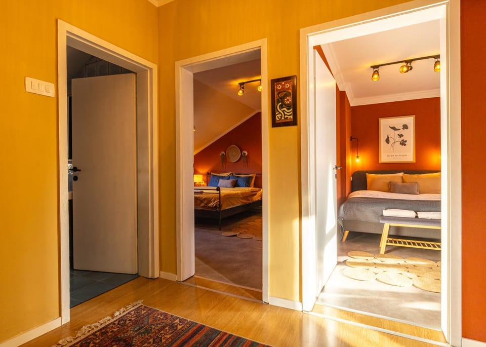 Photo of the whole room, Decorative detail, Decorative detail