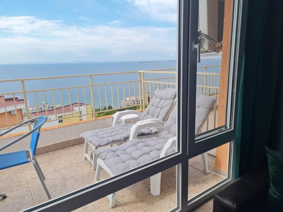 Patio, Day, Natural landscape, View (from property/room), Balcony/Terrace, Living room, Seating area, Sea view, sunbed
