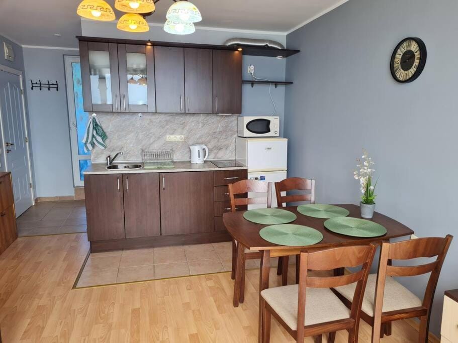 Kitchen or kitchenette, Dining area, stove