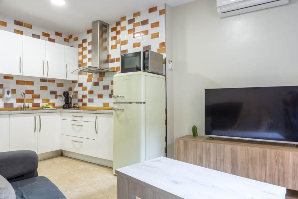 TV and multimedia, Kitchen or kitchenette, Living room, air conditioner