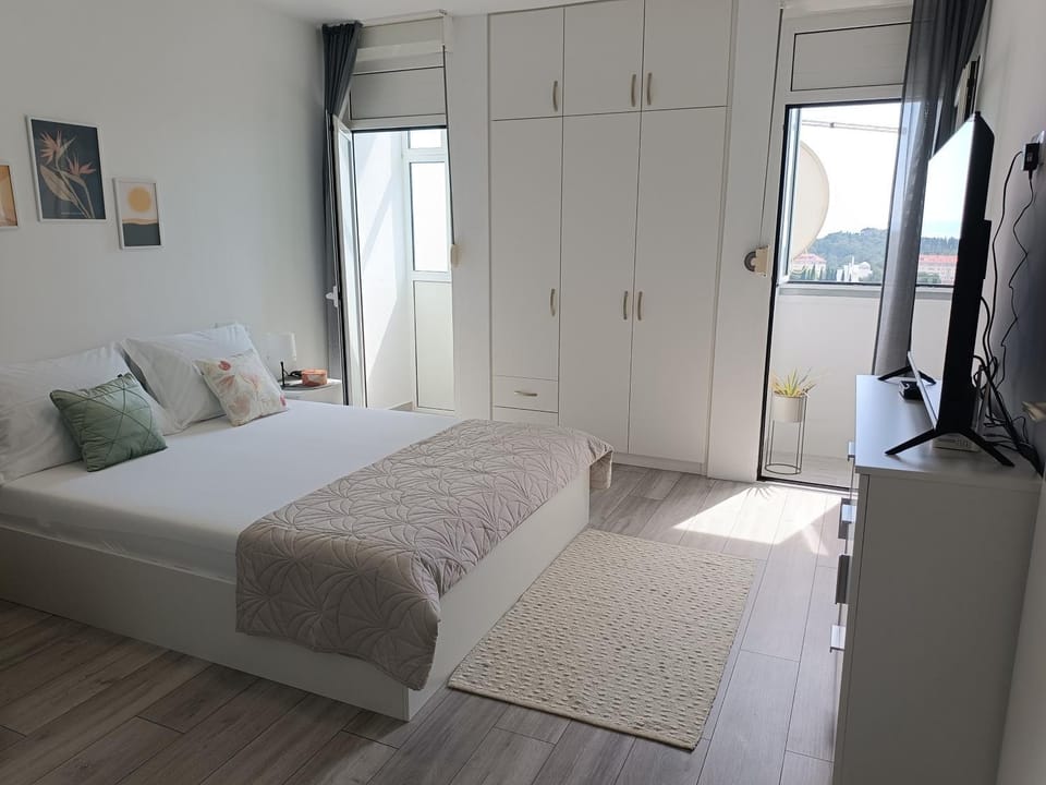 Bed, TV and multimedia, Bedroom, wardrobe