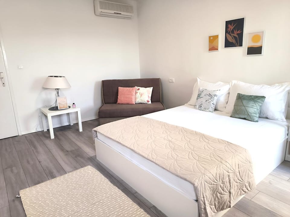 Bed, Seating area, Bedroom, air conditioner