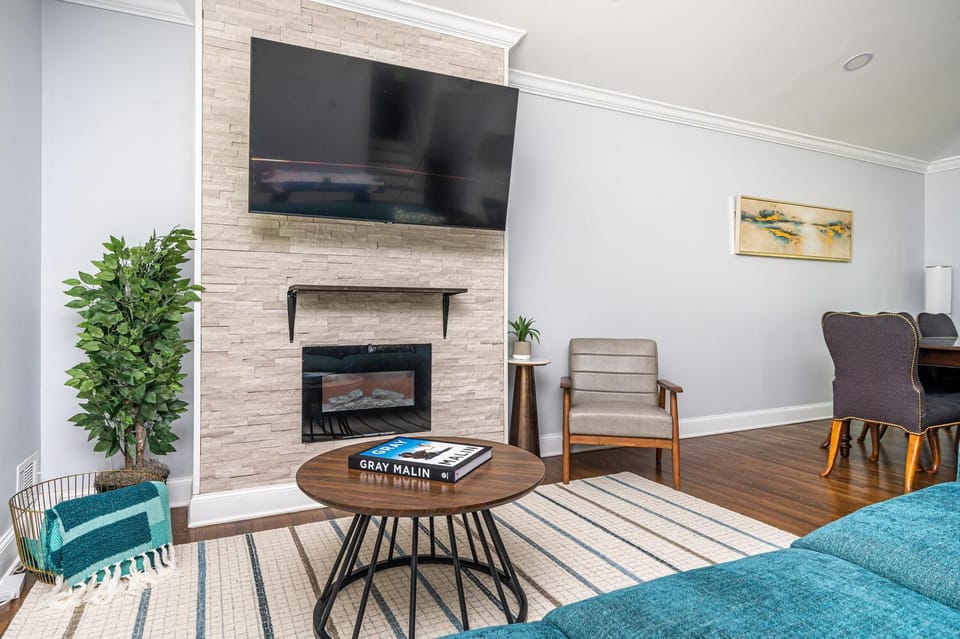 TV and multimedia, Living room, Seating area, flat iron