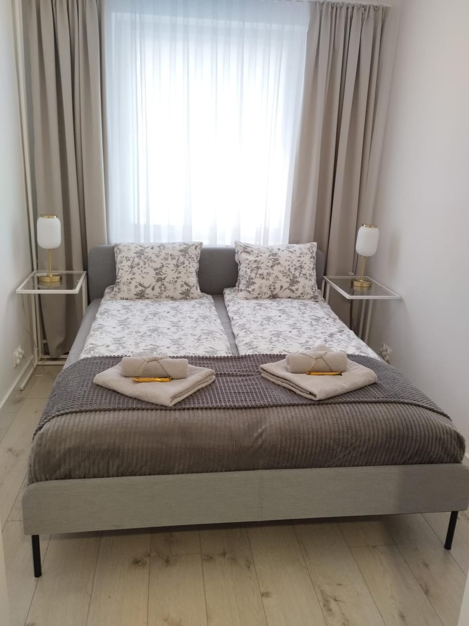 Bed, Photo of the whole room, Seating area, Bedroom, towels