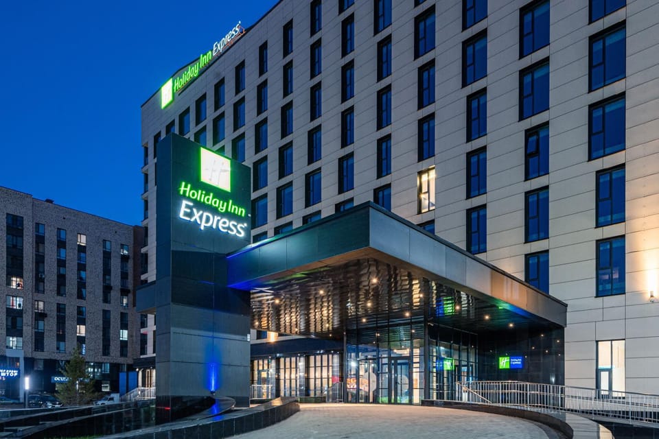 Property building, Facade/entrance, Night