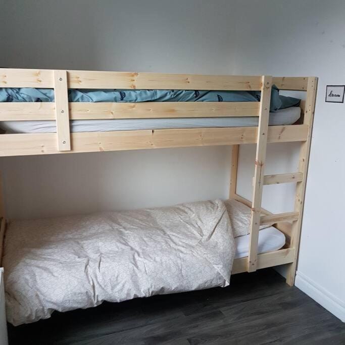 Bedroom, bunk bed