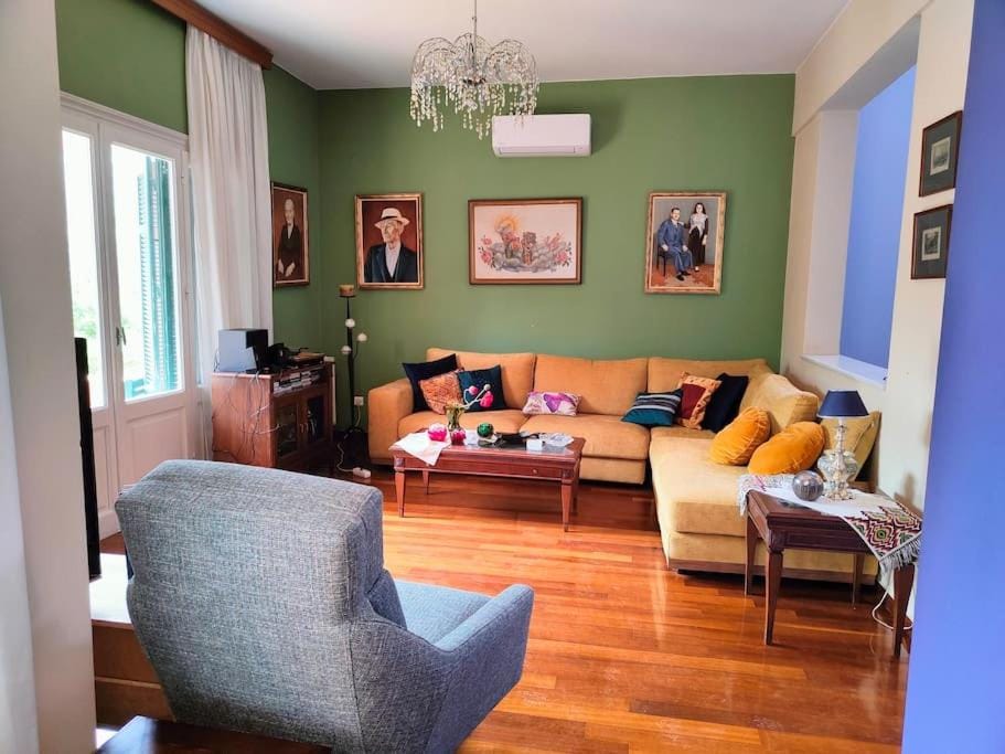 Living room, Seating area