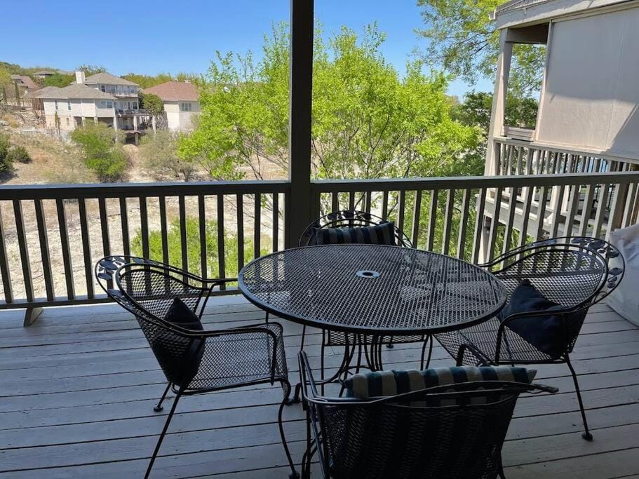 Lake Travis Oasis next to Pool, Marina, Boat ramp Apartment in Point Venture