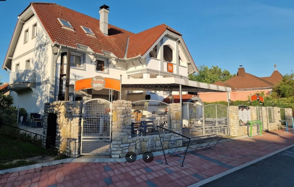 Property building, Restaurant/places to eat