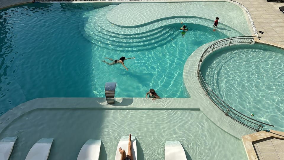 Property building, Hot Tub, Swimming pool