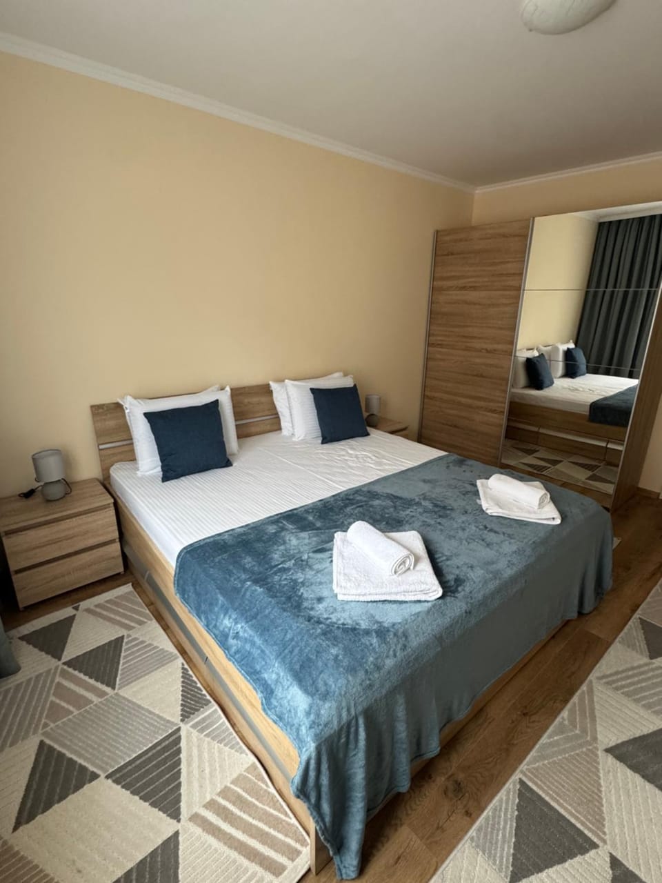 Bed, Photo of the whole room, Bedroom, towels