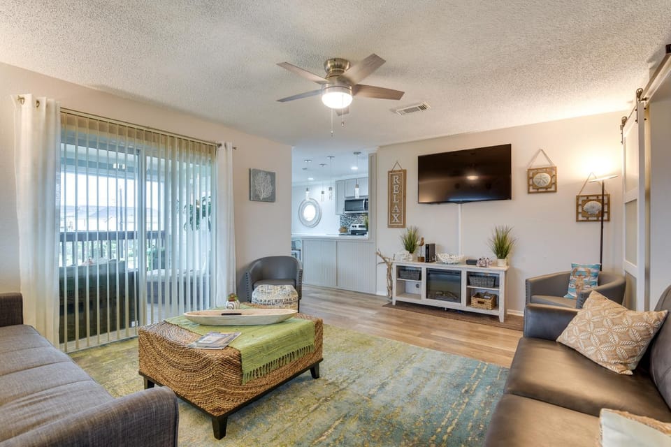 < 1/2 Mi to Beach! Hot Tub Haven in Galveston House in Galveston Island