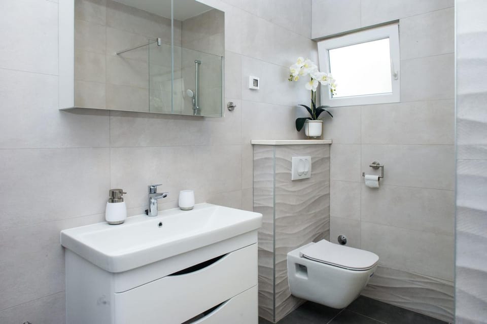 Shower, Toilet, Bathroom, towels