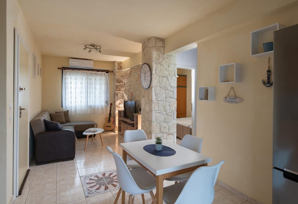 TV and multimedia, Living room, Seating area, Dining area