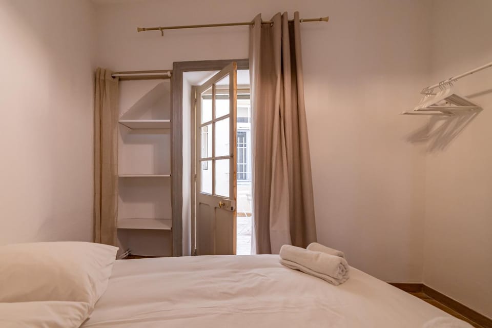 Photo of the whole room, storage
