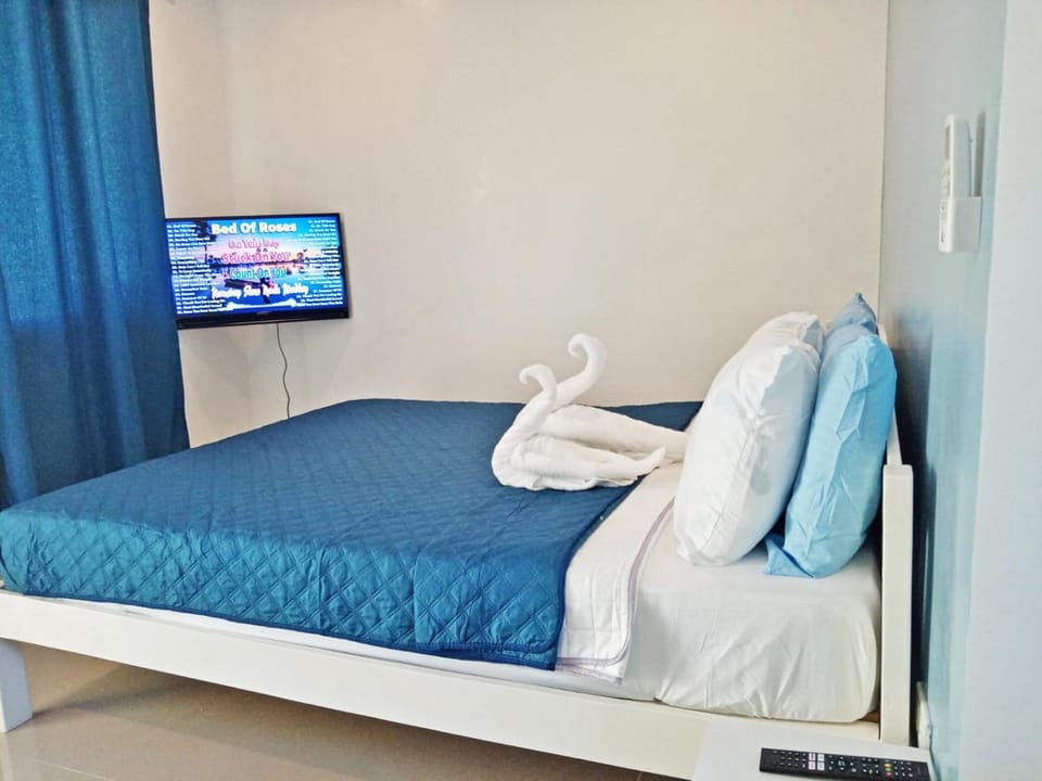 Bed, TV and multimedia, Photo of the whole room, Bedroom