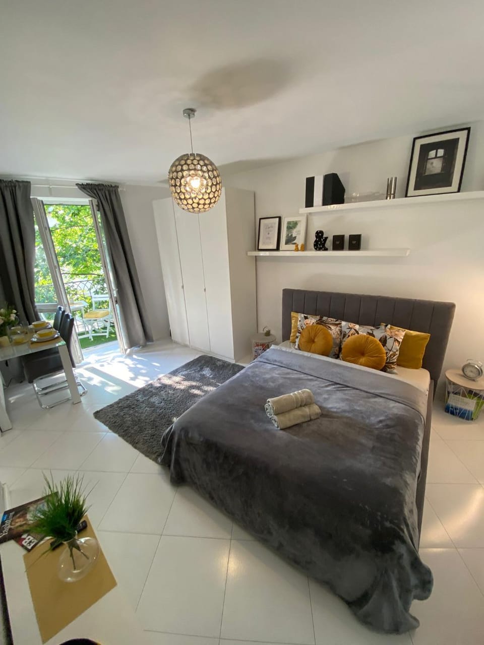 Bed, Living room, Photo of the whole room, Bedroom, towels