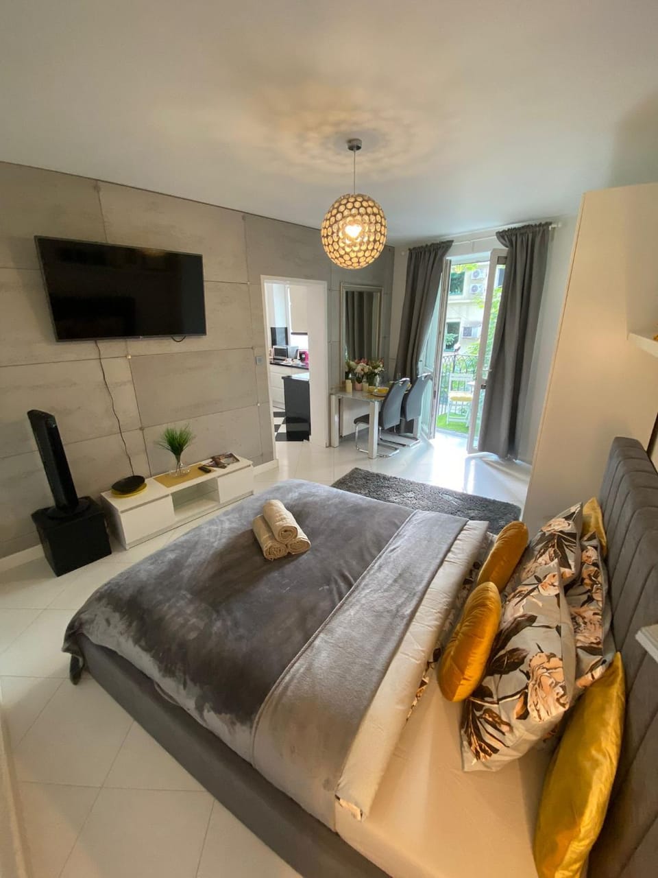 Bed, TV and multimedia, Living room, Photo of the whole room, Seating area, Bedroom, towels
