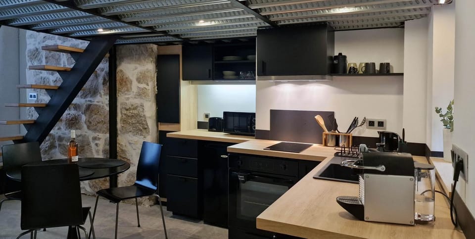 Coffee/tea facilities, Kitchen or kitchenette, Dining area, minibar