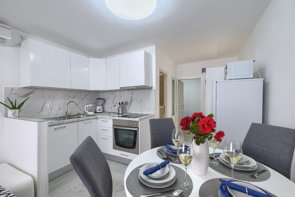 Kitchen or kitchenette, Dining area, minibar, pet friendly, stove
