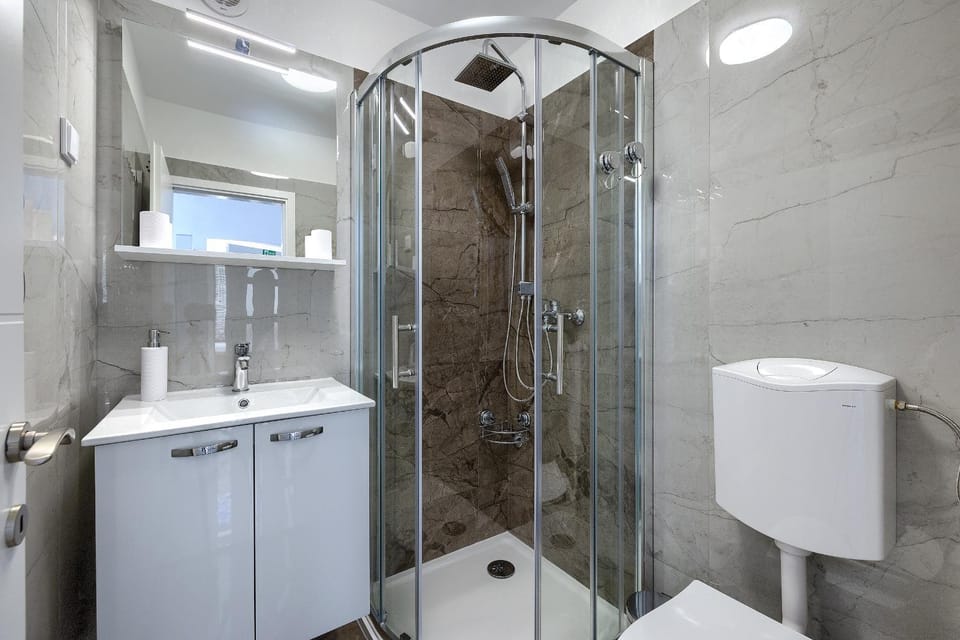 Shower, Toilet, Bathroom, towels