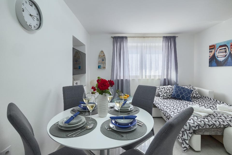 TV and multimedia, Seating area, Dining area