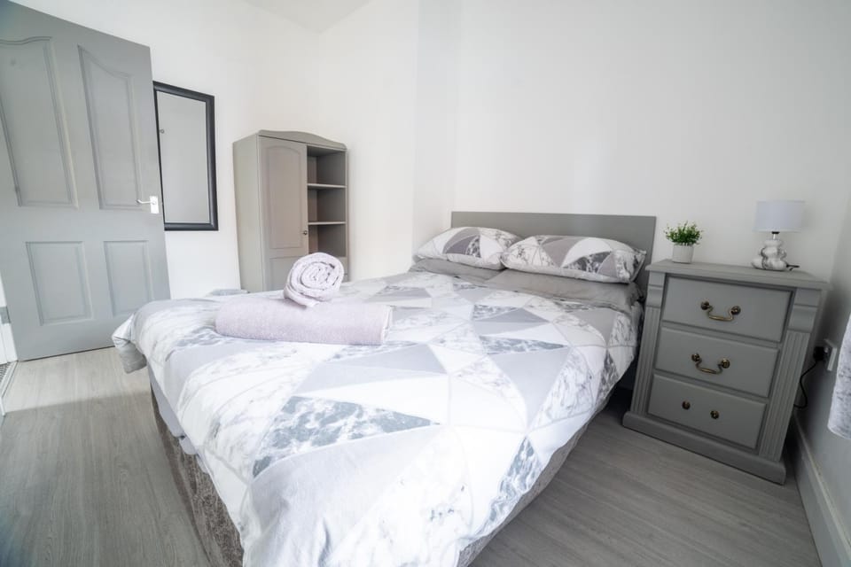 Cheerful 3-Bedroom home with free street Parking Apartment in Belfast