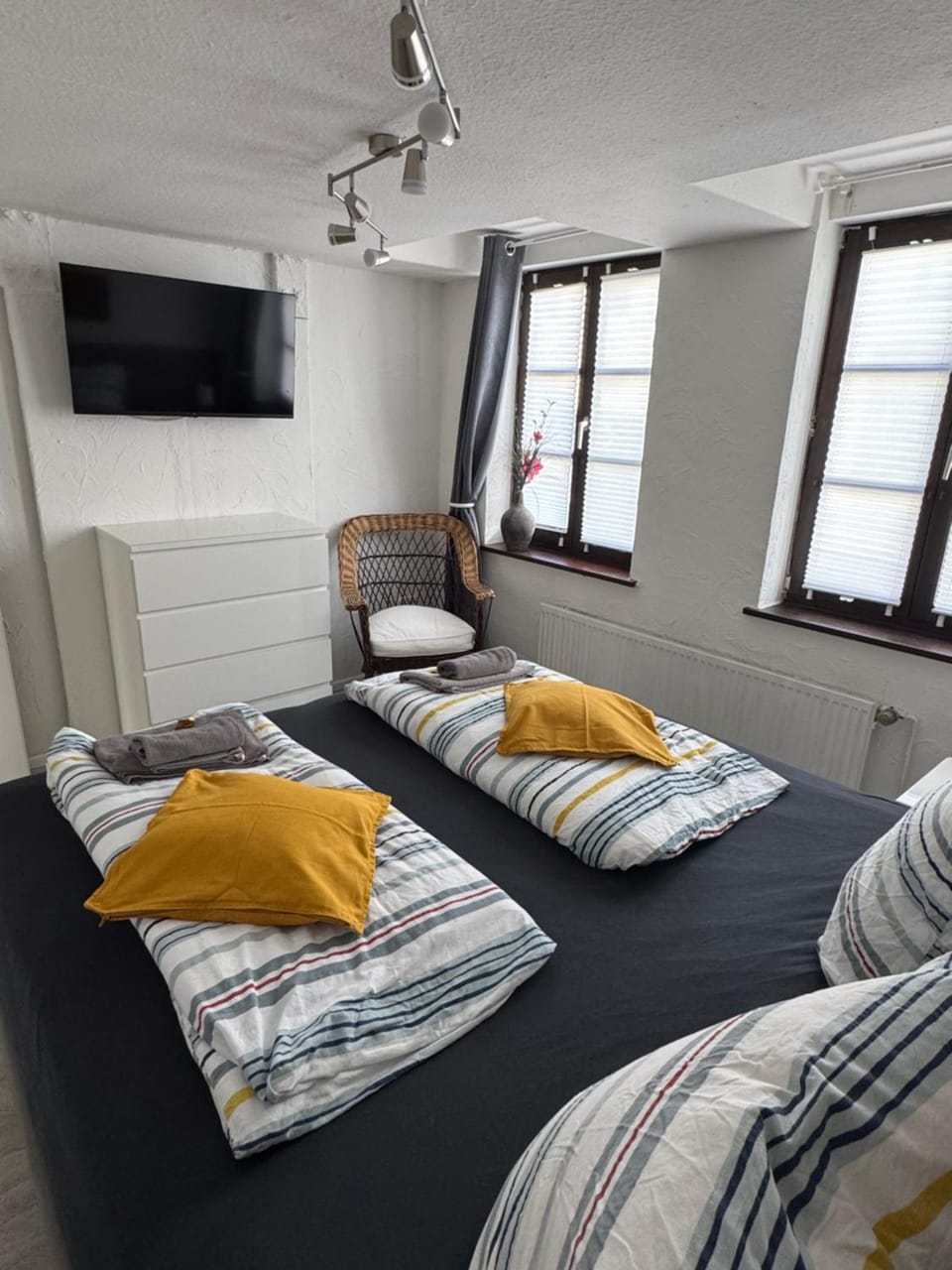 Bed, TV and multimedia, Photo of the whole room, Bedroom