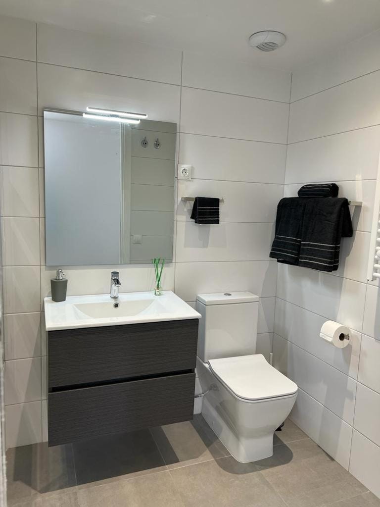 Confortable habitación doble - 2 Bed and Breakfast in Barcelona